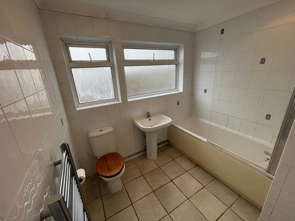 Lot: 106 - DETACHED BUNGALOW FOR IMPROVEMENT - Bathroom with three piece suite